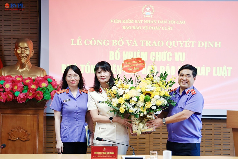 Đại diện lãnh đạo Cơ quan điều tra VKSND tối cao chúc mừng tân Phó Tổng Biên tập Báo BVPL.