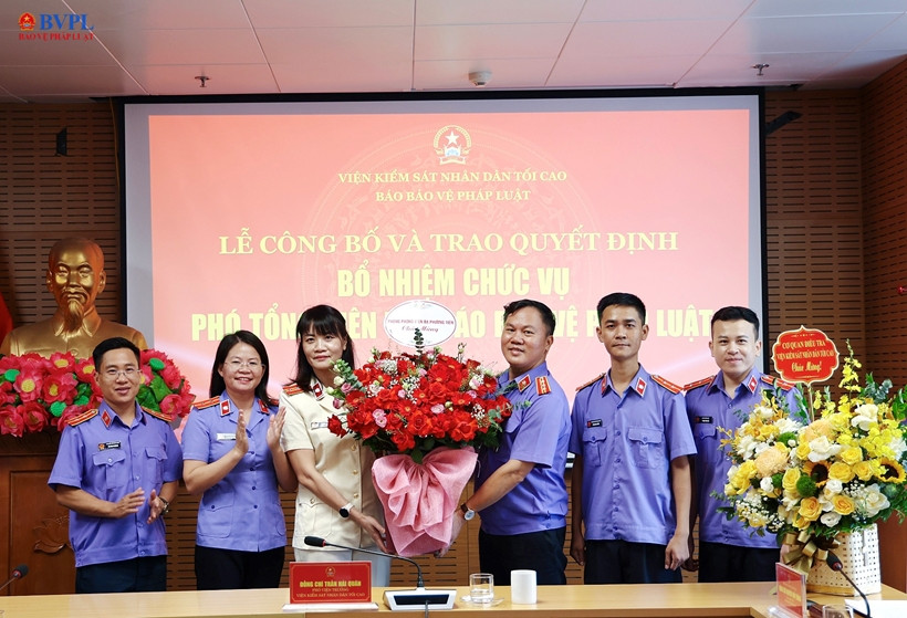 Tập thể Phòng Phóng viên Đa phương tiện chúc mừng tân Phó Tổng Biên tập Báo BVPL Hồ Thị Kim Thoan.