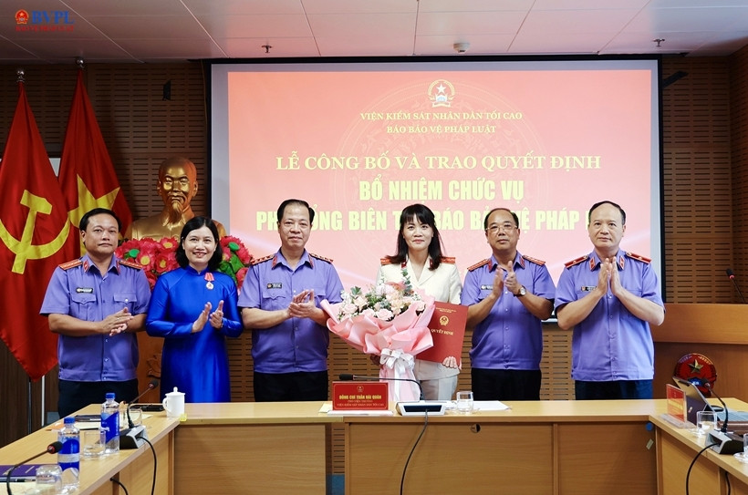 Đồng chí Trần Hải Quân, Phó Viện trưởng VKSND tối cao và lãnh đạo, nguyên lãnh đạo Báo BVPL chúc mừng đồng chí Hồ Thị Kim Thoan được bổ nhiệm giữ chức vụ Phó Tổng Biên tập Báo BVPL.