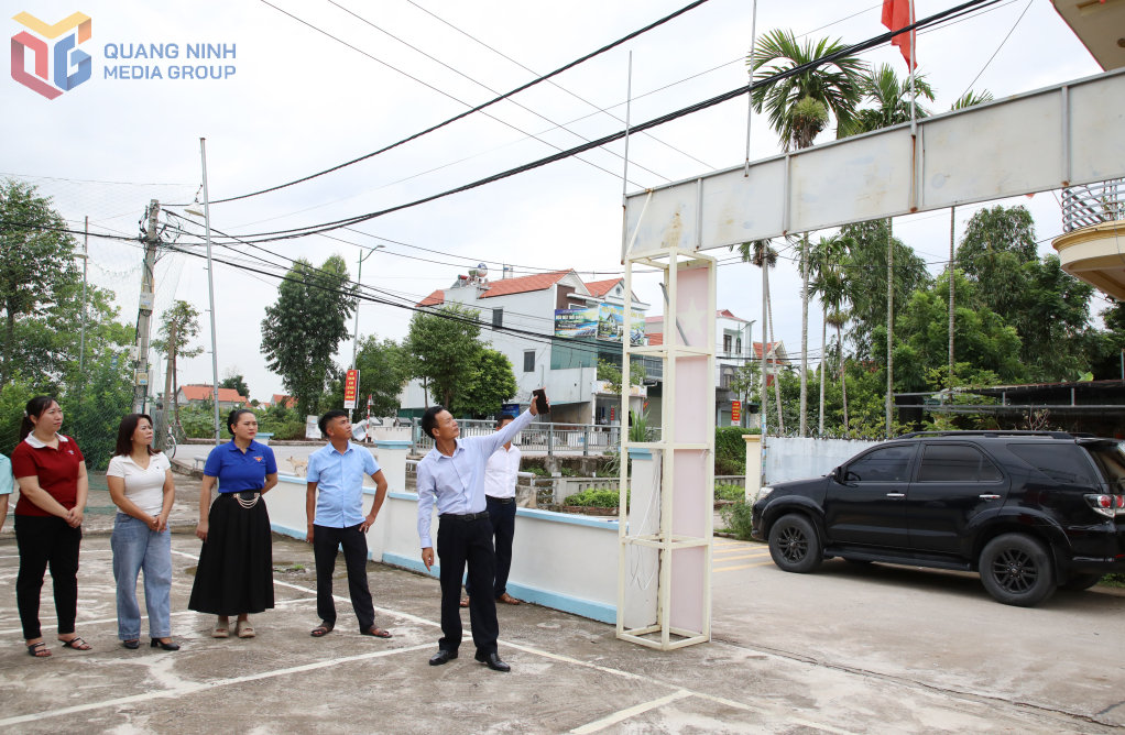 Bí thư Chi bộ cùng cán bộ khu Tiền An 4 (phường Quảng Yên) rà soát cơ sở vật chất phục vụ cho bầu cử trưởng khu.