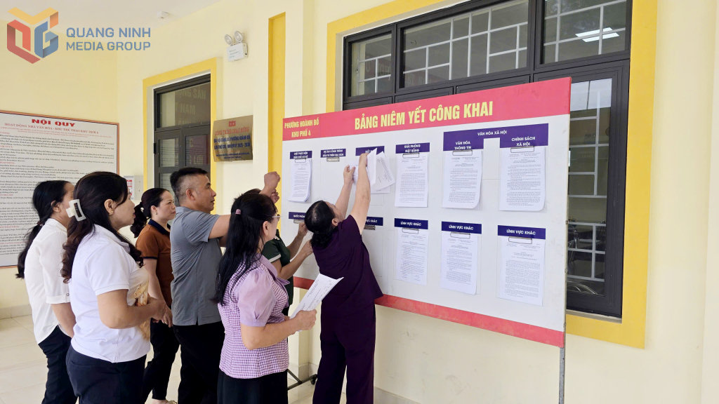 Khu phố 4, phường Hoành Bồ chuẩn bị cơ sở vật chất phục vụ cho cuộc bầu cử.