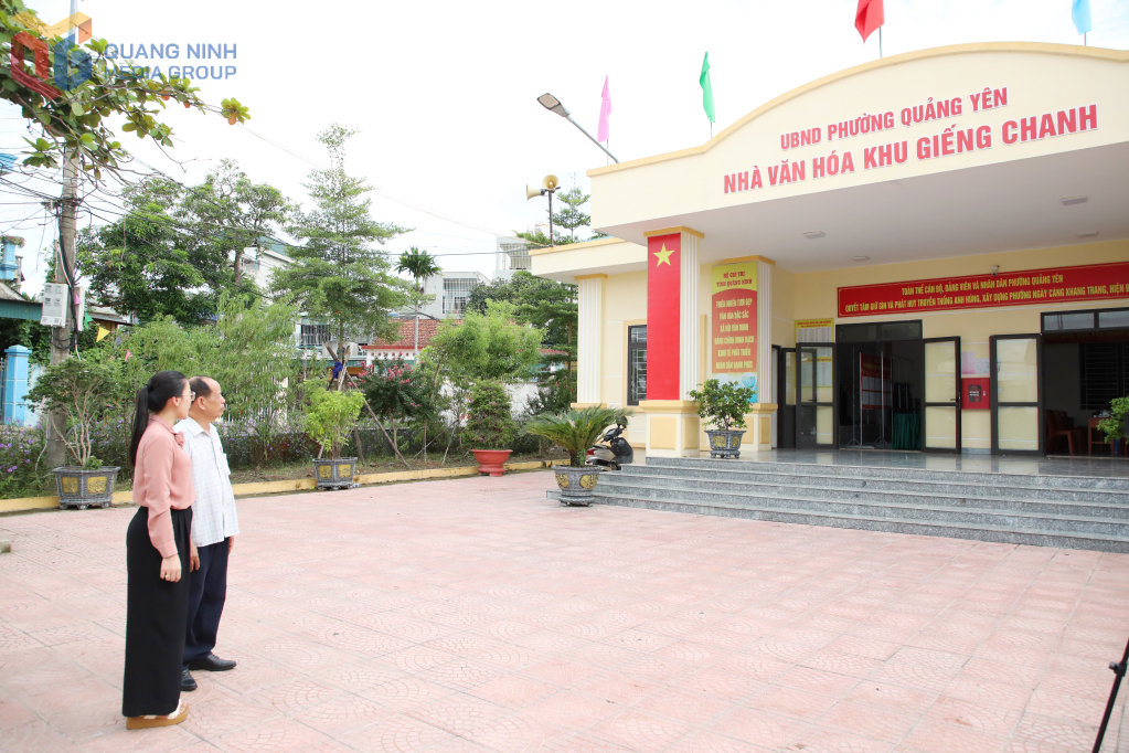 Cán bộ Ban Xây dựng Đảng phường Quảng Yên kiểm tra công tác chuẩn bị bầu cử trưởng khu tại các khu phố trên địa bàn.