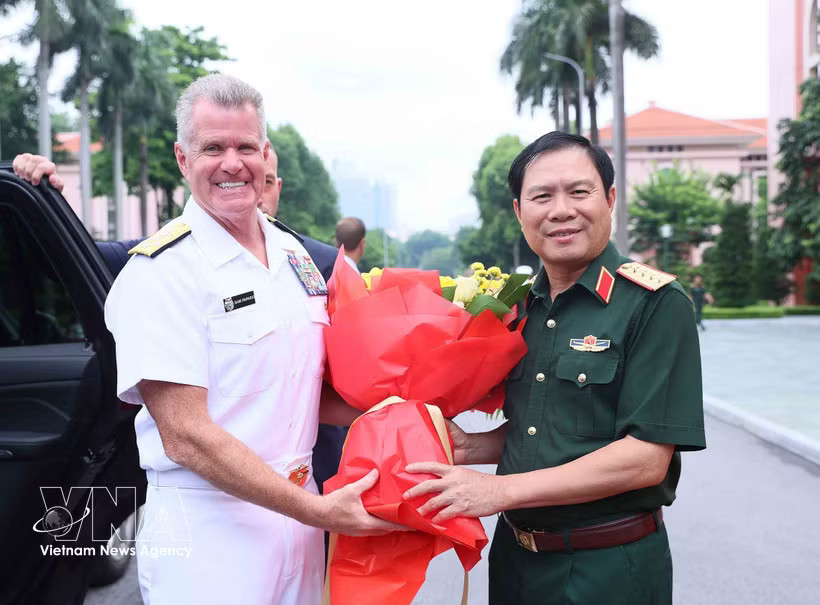 General Nguyen Tan Cuong (right), Chief of the General Staff of the Vietnam People's Army and Deputy Minister of National Defence, welcomes Admiral Samuel Paparo, Commander of the US Pacific Command, in Hanoi on August 5, 2026. (Photo: VNA)