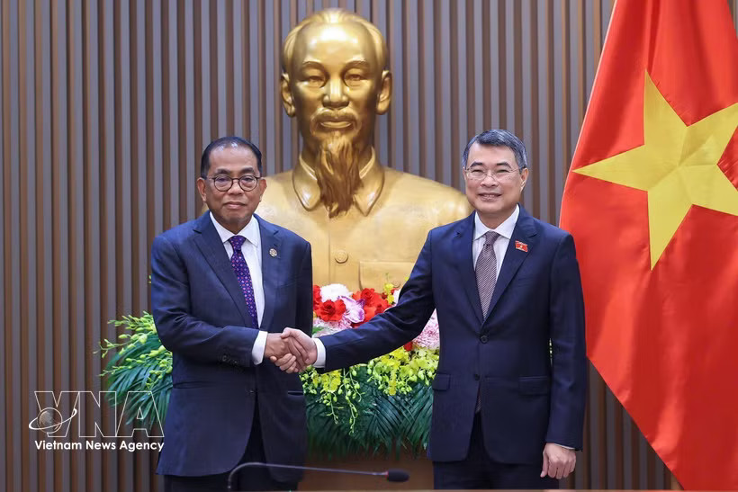Prime Minister Le Minh Hung (right) and Malaysian Minister of Defence Mohamed Khaled bin Nordin at their meeting in Hanoi on August 5. (Photo: VNA)