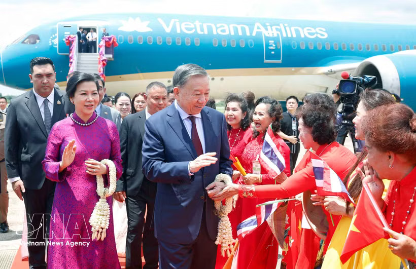 Officials from the Vietnamese Embassy and Consulate General, together with members of the Vietnamese community in Thailand, welcome Party General Secretary and State President To Lam and his spouse upon their arrival at Udon Thani International Airport in May 2026. (Photo: VNA)