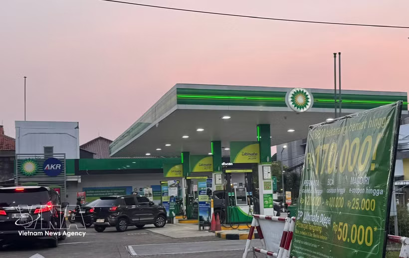 A petrol station in Depok, West Java province, Indonesia. (Photo: VNA)