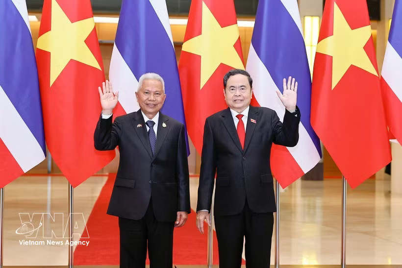 National Assembly (NA) Chairman Tran Thanh Man (right) welcomes President of the National Assembly and Speaker of the House of Representatives of Thailand Sophon Zaram. (Photo: VNA)
