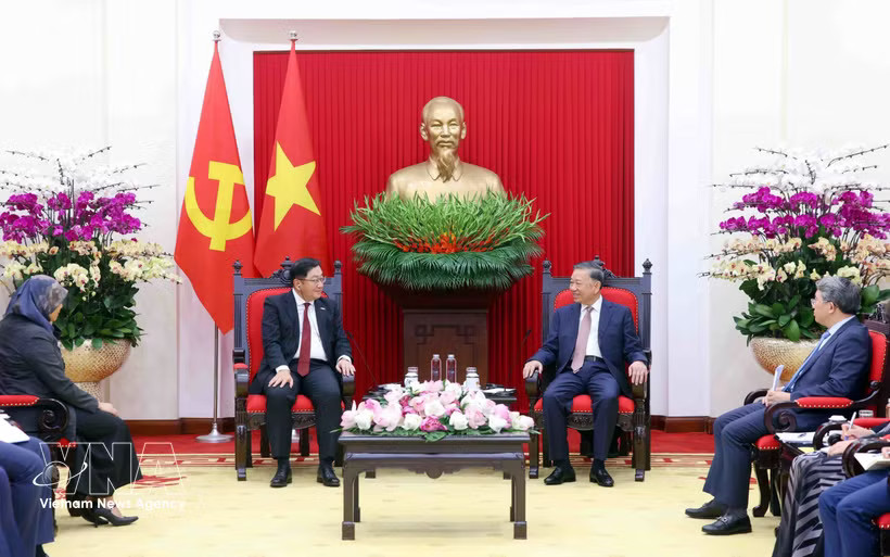 Party General Secretary and State President To Lam (right) receives outgoing Ambassador of Malaysia to Vietnam Tan Yang Thai on August 5. (Photo: VNA)