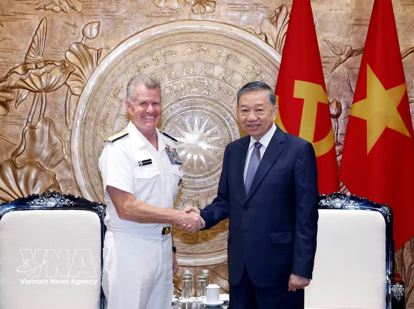 General Secretary of the Communist Party of Vietnam (CPV) Central Committee and State President To Lam (right) and Admiral Samuel Paparo, Commander of the United States Pacific Command (USPACOM), at their meeting in Hanoi on August 5. (Photo: VNA)