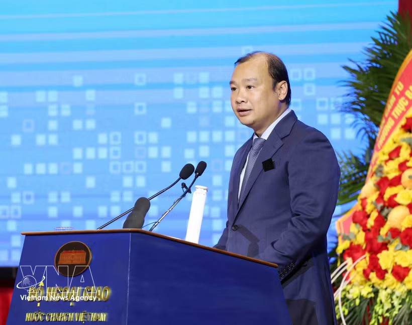 Assoc. Prof. Dr Le Hai Binh, Member of the Party Central Committee and Permanent Vice President of the Ho Chi Minh National Academy of Politics, speaks at the session. (Photo: VNA)