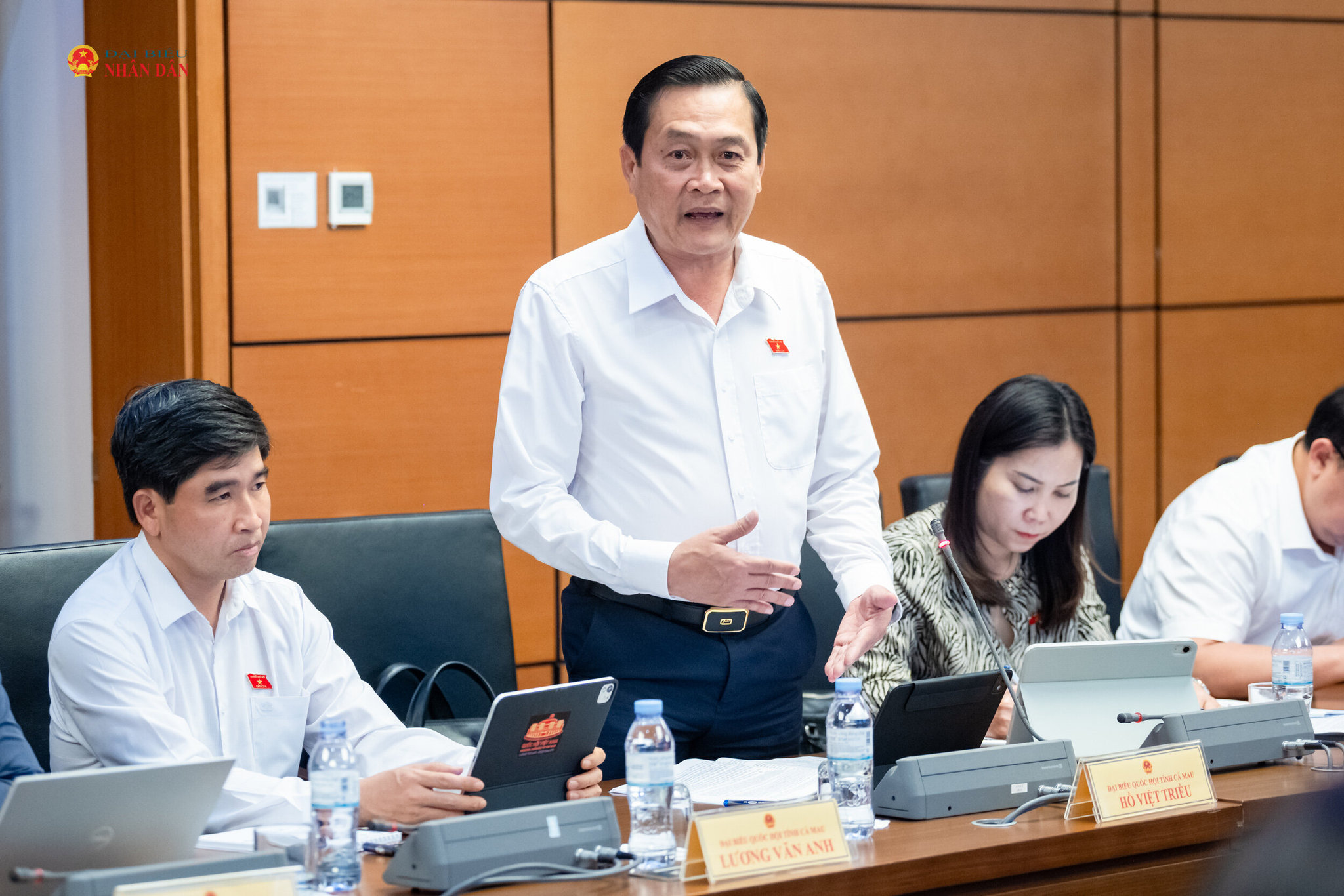 ĐBQH Hồ Việt Triều (Cà Mau) phát biểu thảo luận tại Tổ 8