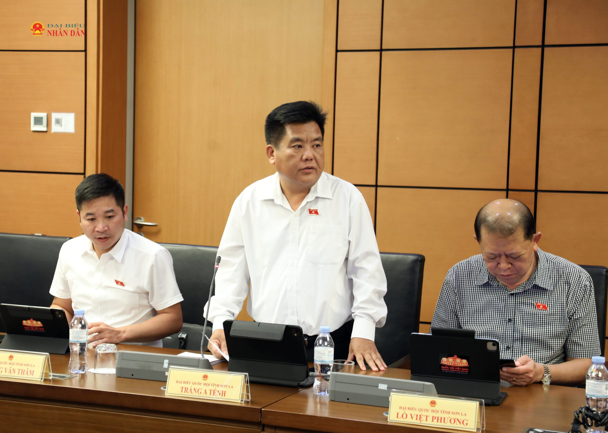 Đại biểu Tráng A Tếnh (Sơn La) phát biểu tại Tổ 10