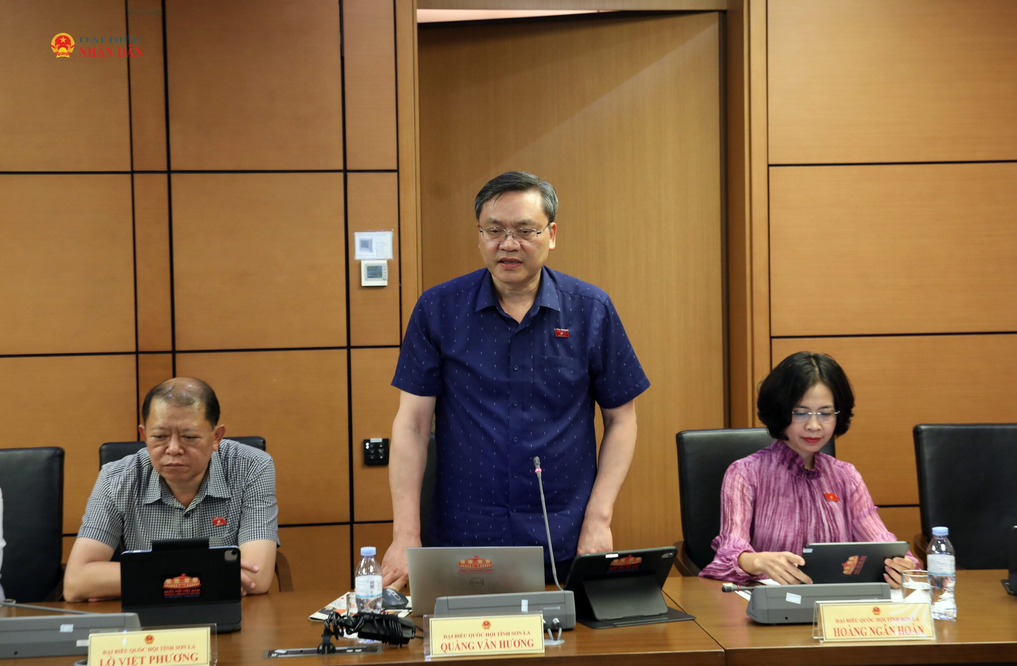Đại biểu Quàng Văn Hương (Sơn La) phát biểu tại Tổ 10