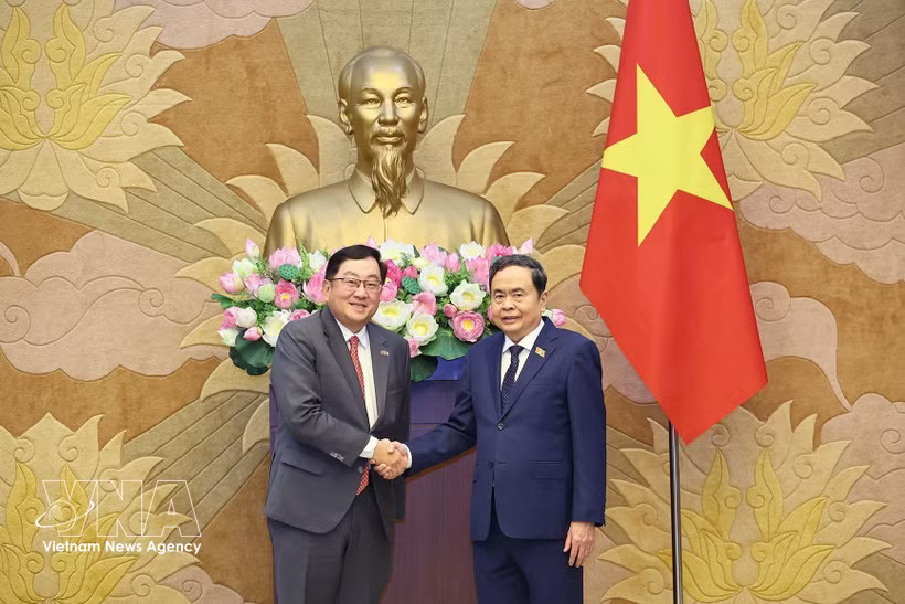 NA Chairman Tran Thanh Man (right) receives Malaysian Ambassador Tan Yang Thai in Hanoi on August 6. (Photo: VNA)