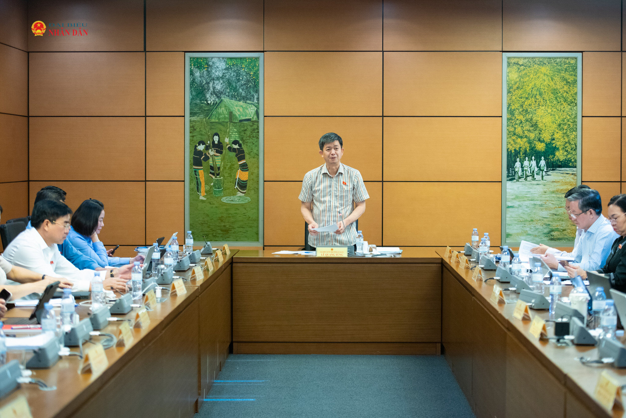 Bí thư Tỉnh ủy, Trưởng đoàn ĐBQH tỉnh An Giang Lê Quang Tùng điều hành phiên thảo luận Tổ 13
