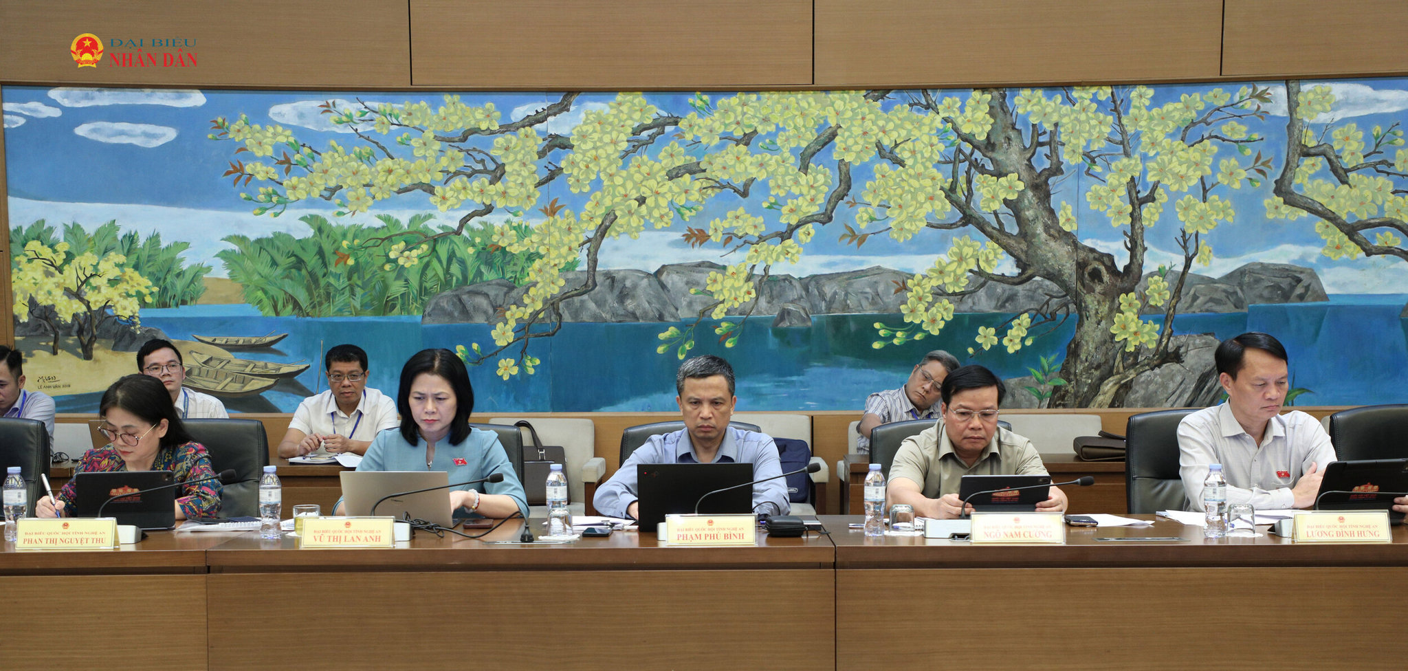 Các Đại biểu Quốc hội tỉnh Nghệ An tham dự thảo luận tổ