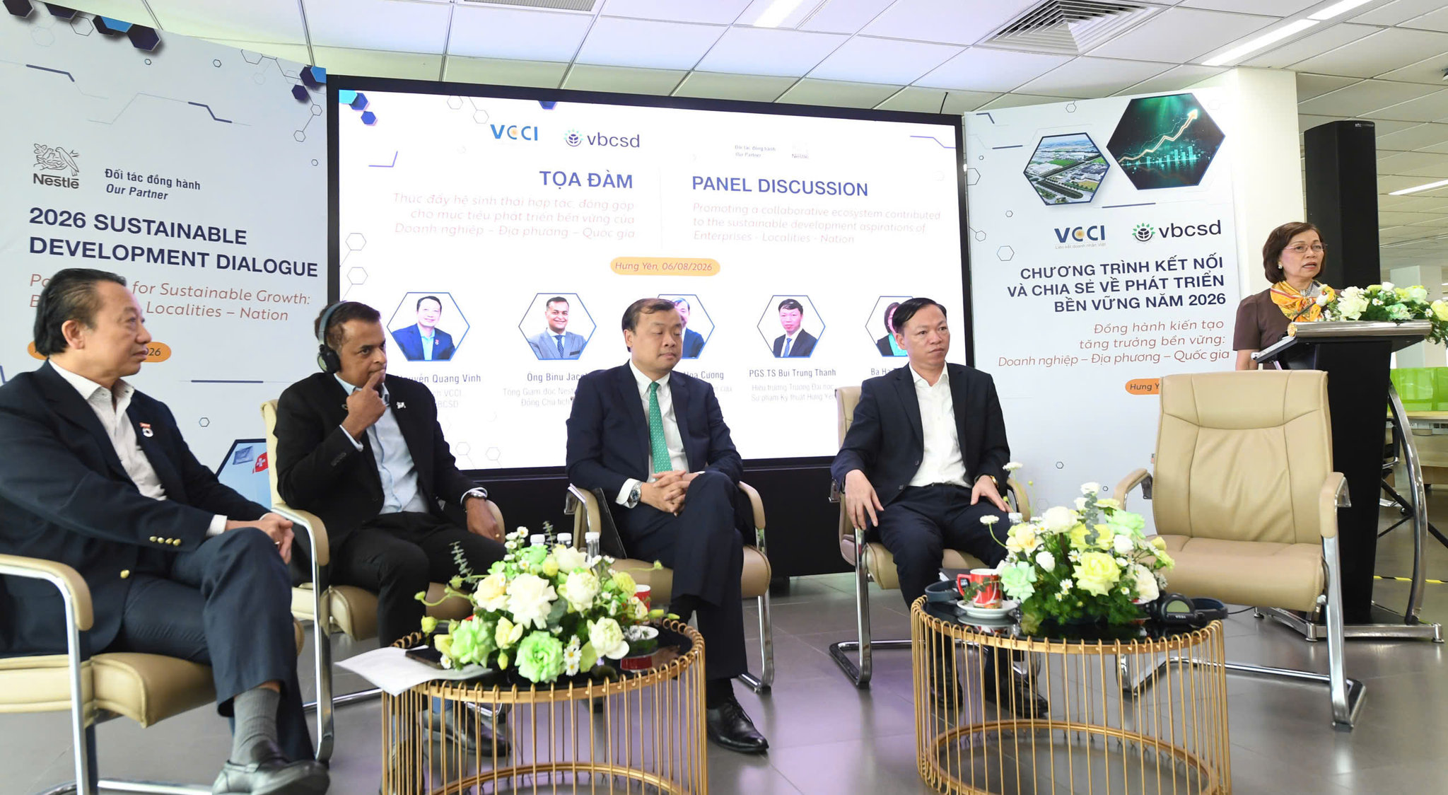 Các đại biểu tham gia phiên thảo luận tại tọa đàm. Ảnh Quang Tuấn