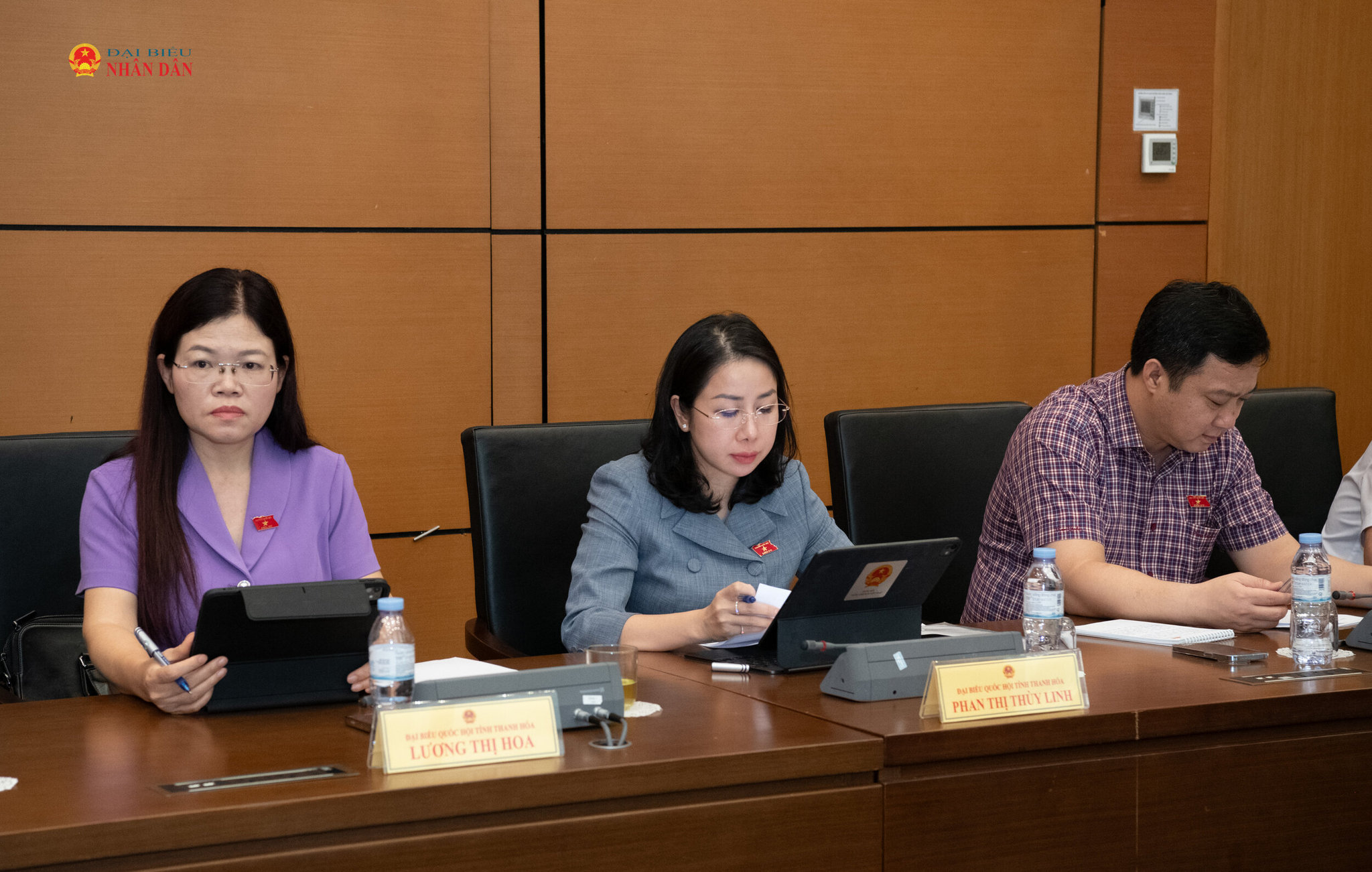 Các ĐBQH tham dự thảo luận Tổ 3 (Thanh Hóa, Tây Ninh).4