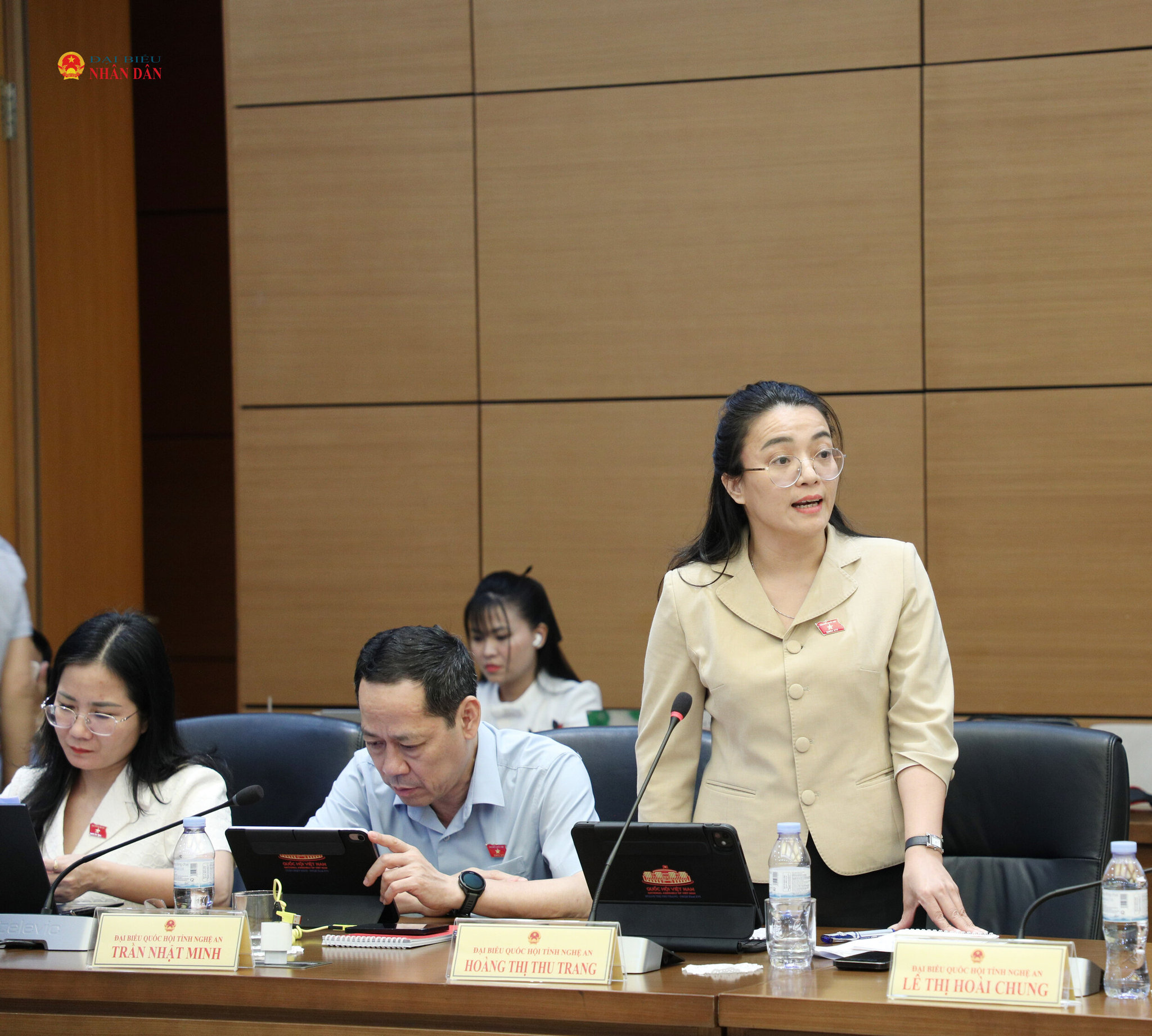 Đại biểu Hoàng Thị Thu Trang (Nghệ An) phát biểu thảo luận tại tổ