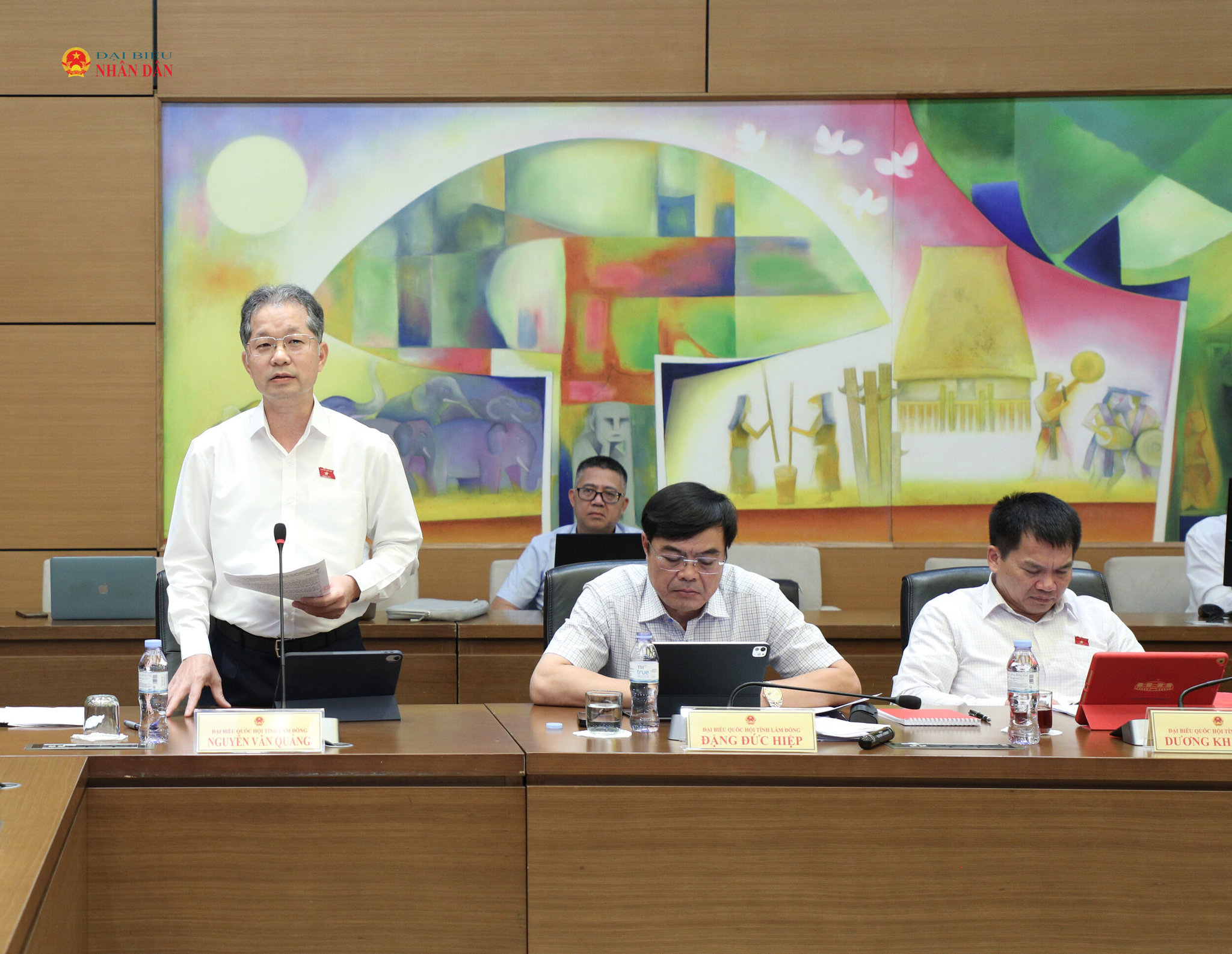 Đại biểu Nguyễn Văn Quảng (Lâm Đồng) phát biểu thảo luận tại tổ