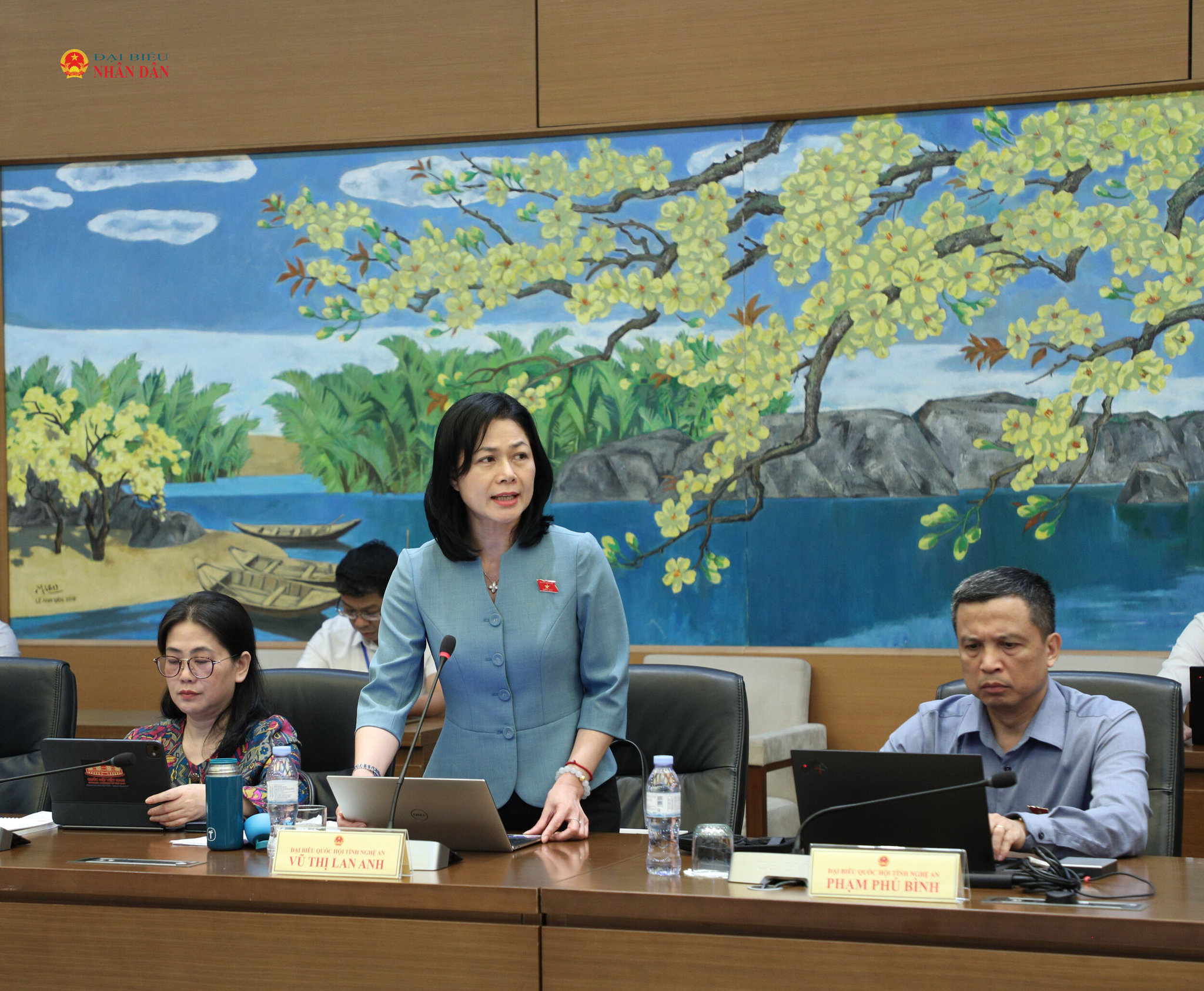 Đại biểu Vũ Thị Lan Anh (Nghệ An) phát biểu thảo luận tại tổ