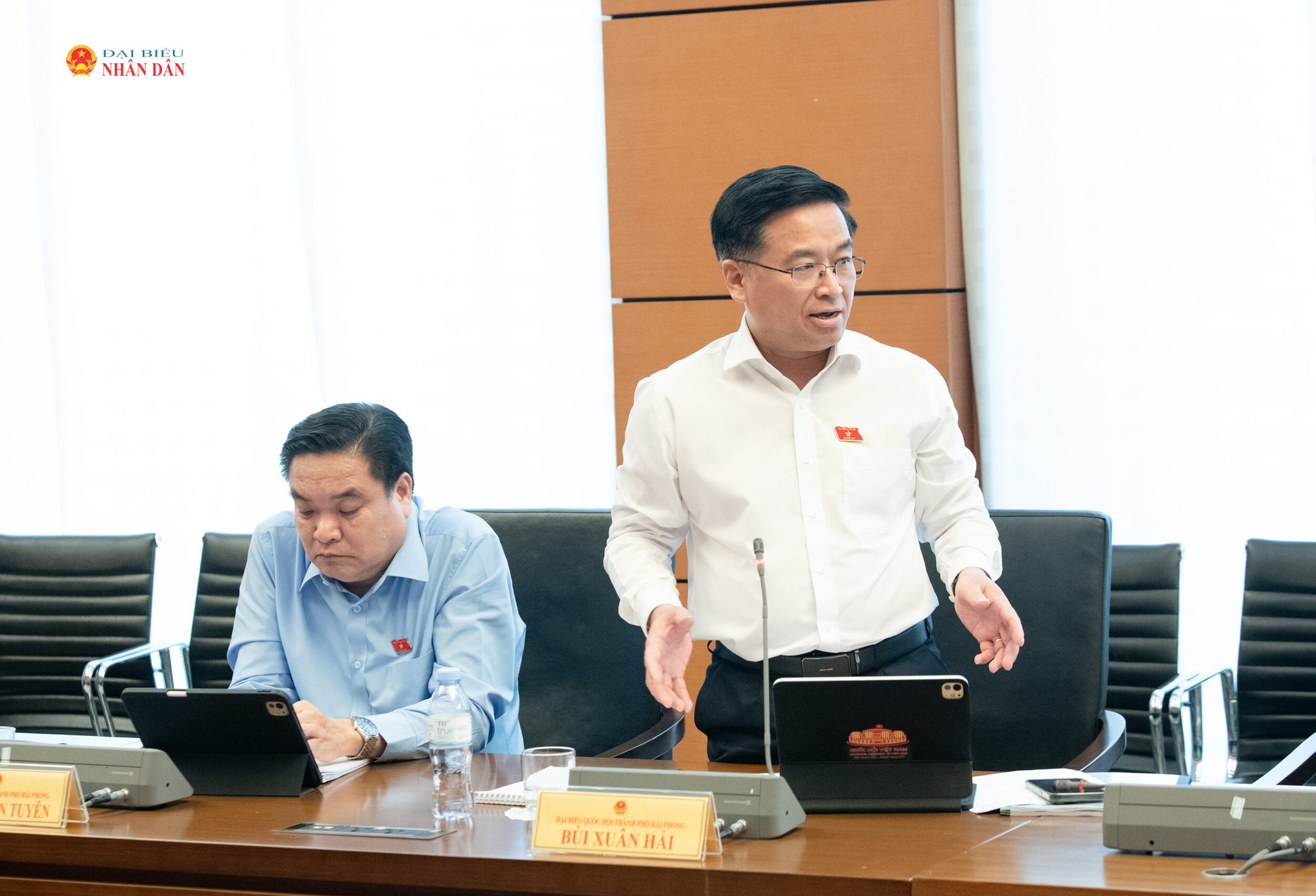 ĐBQH Bùi Xuân Hải (TP. Hải Phòng) phát biểu thảo luận Tổ 11