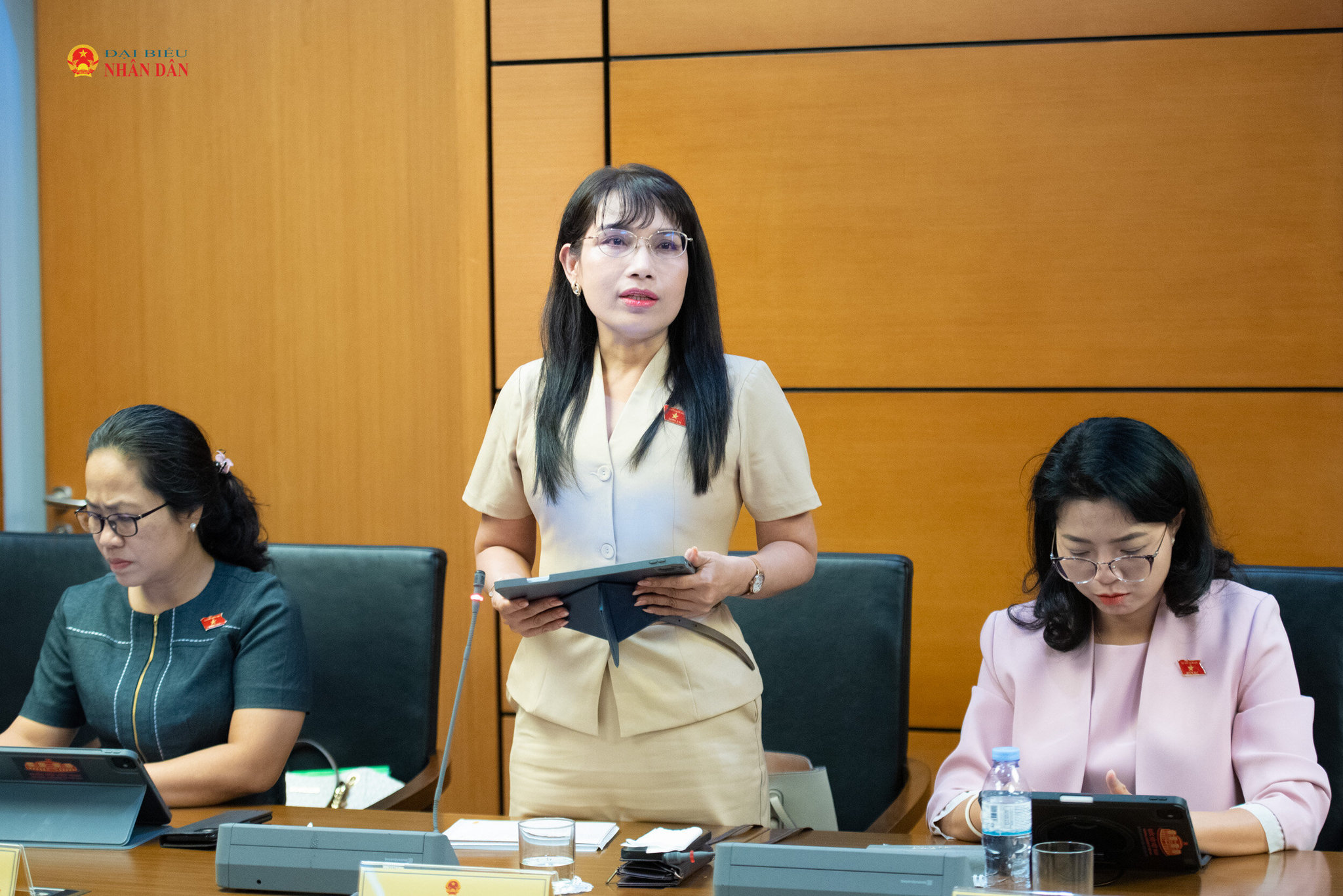ĐBQH Châu Quỳnh Dao (An Giang) phát biểu thảo luận tại Tổ 13
