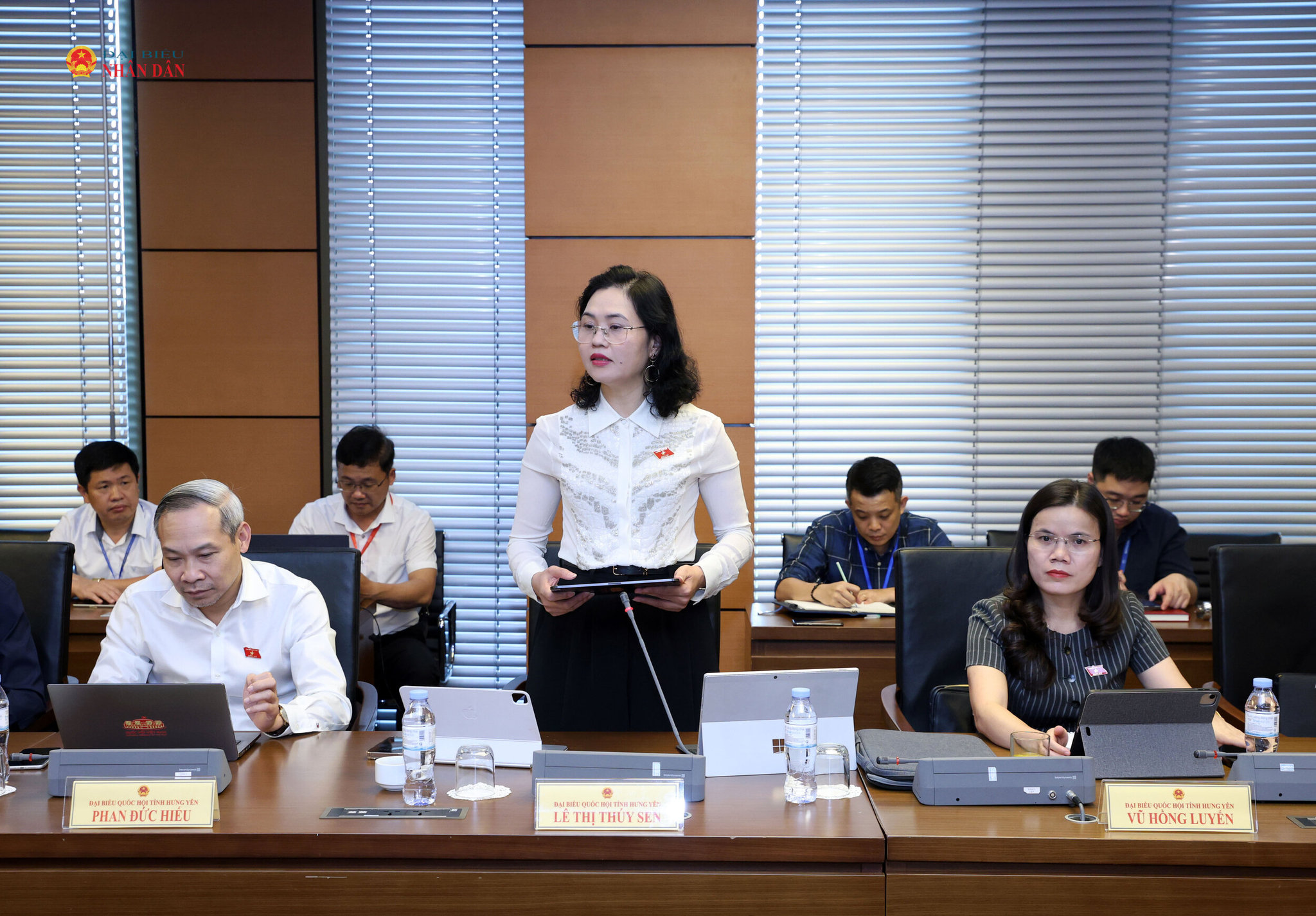 ĐBQH Lê Thị Thúy Sen (Hưng Yên) phát biểu thảo luận tại Tổ 5