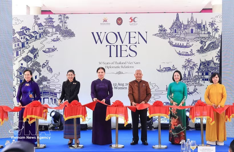 From right: Vietnamese National Assembly Vice Chairwoman Nguyen Thi Thanh (2nd), President of the National Assembly and Speaker of the House of Representatives of Thailand Sophon Zaram (3rd), and other delegates jointly cut the ribbon to officially open the exhibition entitled 