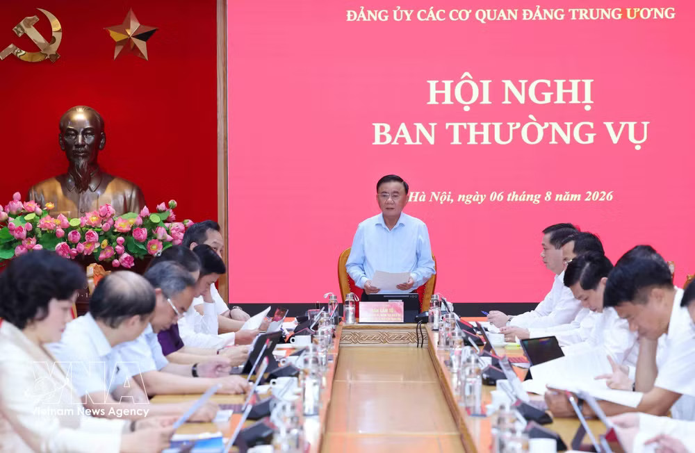 Politburo member, Permanent member of the Communist Party of Vietnam (CPV) Central Committee's Secretariat Tran Cam Tu chairs the meeting. (Photo: VNA) vnanet-tct2.jpg