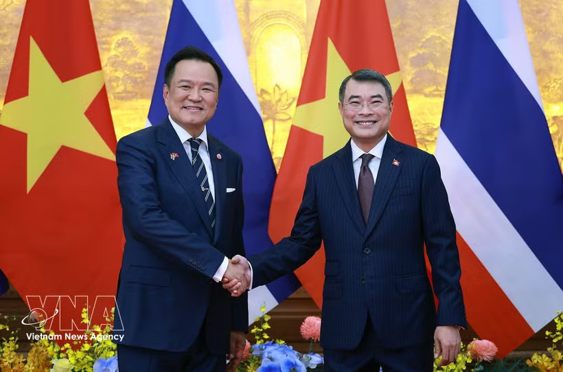 Vietnamese Prime Minister Le Minh Hung (right) and Thai Prime Minister Anutin Charnvirakul during their talks in Hanoi in June 2026. (Photo: VNA)
