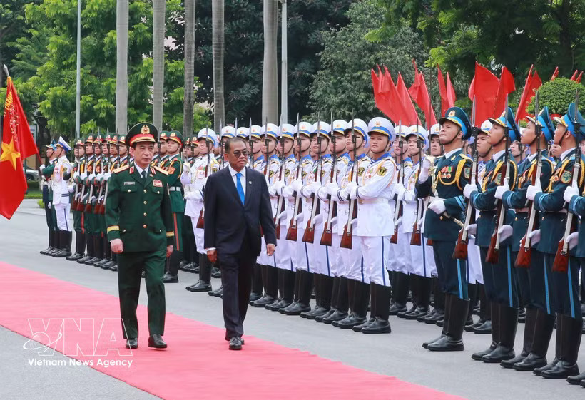 Deputy Prime Minister and Minister of National Defence General Phan Van Giang (L) and Malaysian Minister of Defence Dato’ Seri Mohamed Khaled bin Nordin inspect the guard of honour. (Photo: VNA)