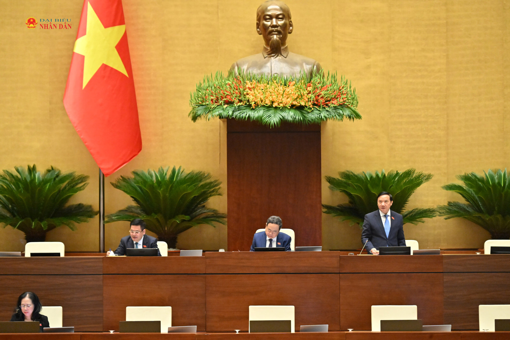 pho-chu-tich-quoc-hoi-nguyen-khac-dinh-dieu-hanh-phien-hopvqk_4459.jpg