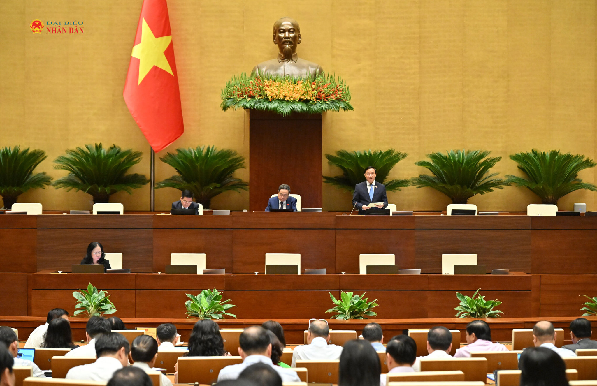 Phó Chủ tịch Quốc hội Nguyễn Khắc Định điều hành phiên họp