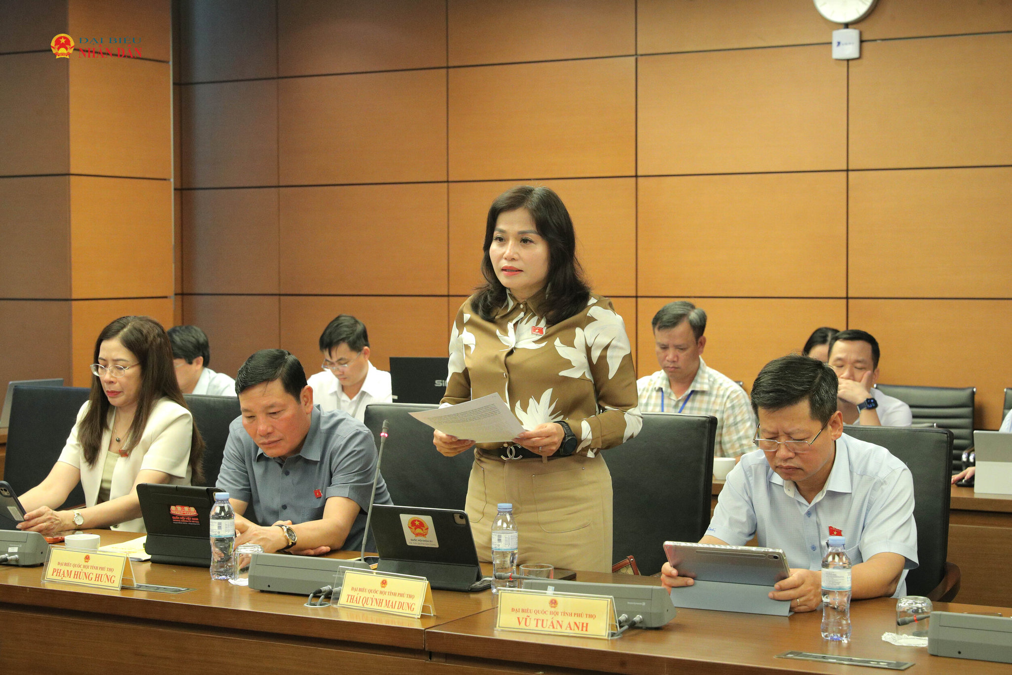 Tổ 15 (Phú Thọ, Đà Nẵng)/ĐBQH Thái Quỳnh Mai Dung (Phú Thọ) phát biểu thảo luận tại Tổ 15