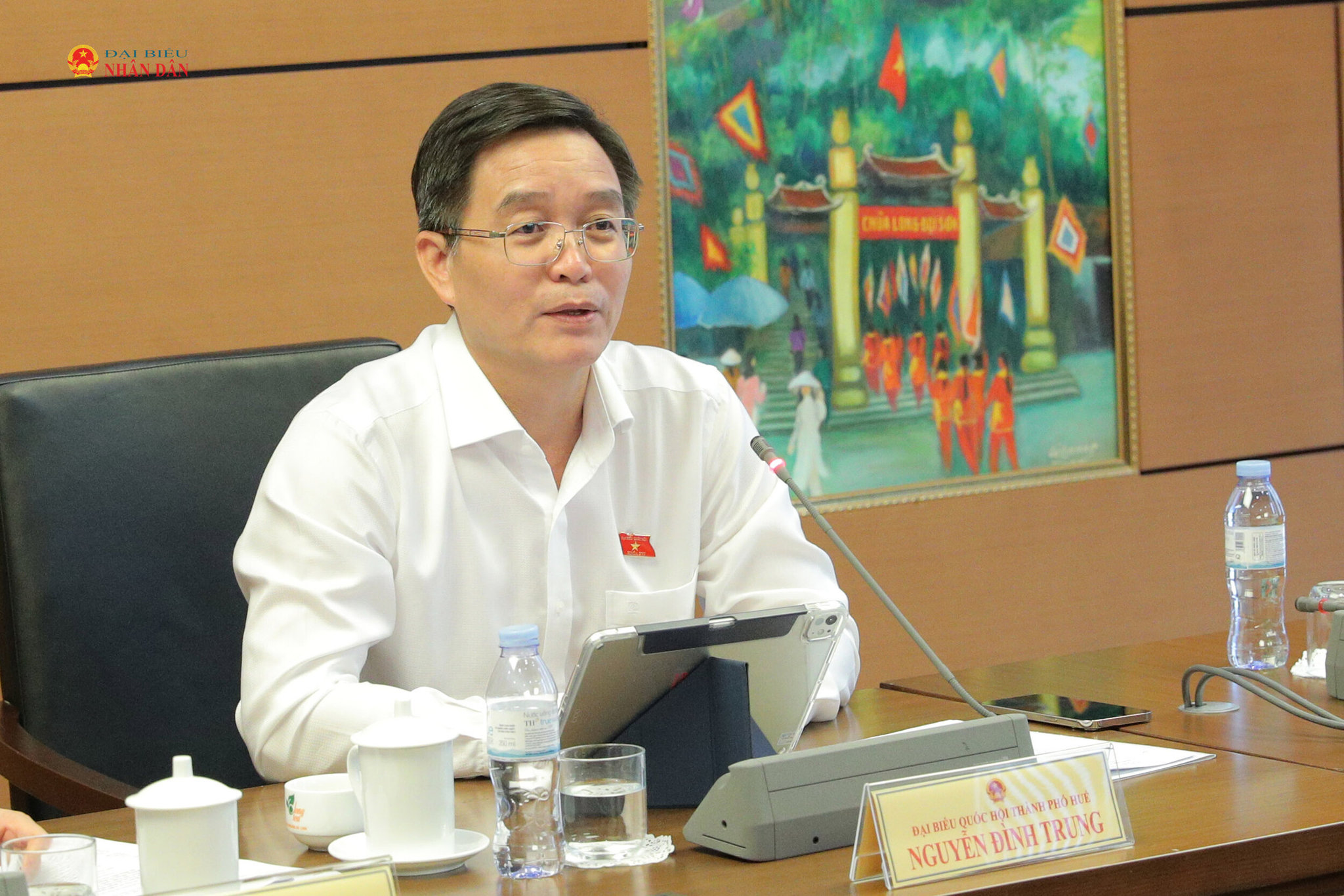 Tổ 4 (Khánh Hòa, Huế, Lào Cai)/ĐBQH Nguyễn Đình Trung (TP Huế) phát biểu thảo luận tại Tổ 4