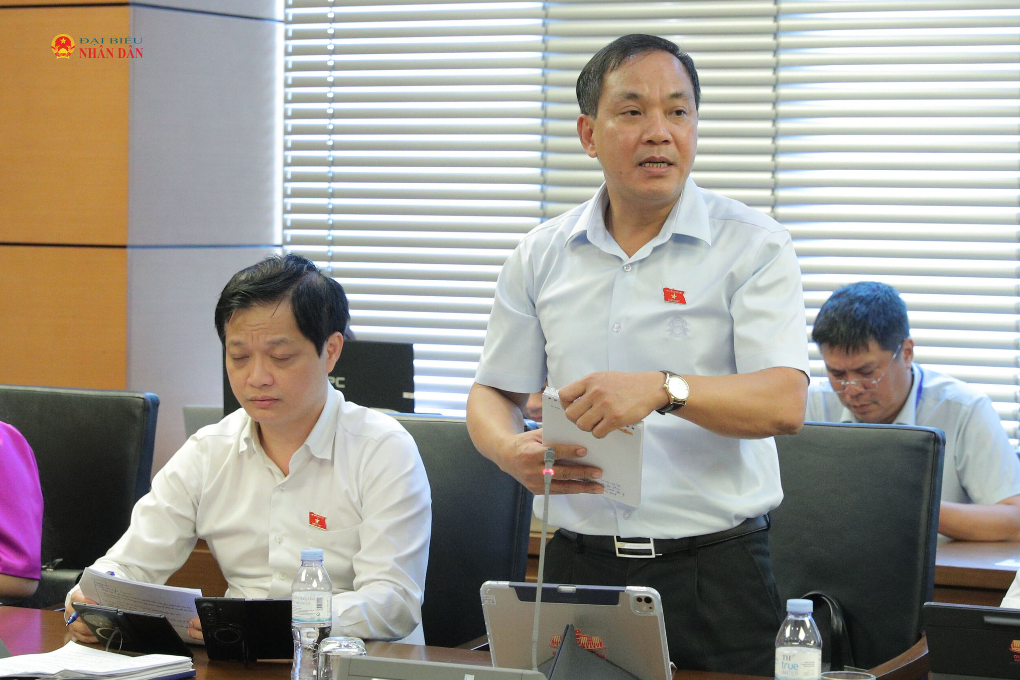 Tổ 4 (Khánh Hòa, Huế, Lào Cai)/ĐBQH Nguyễn Tiến Hùng (TP Huế) phát biểu thảo luận tại Tổ 4