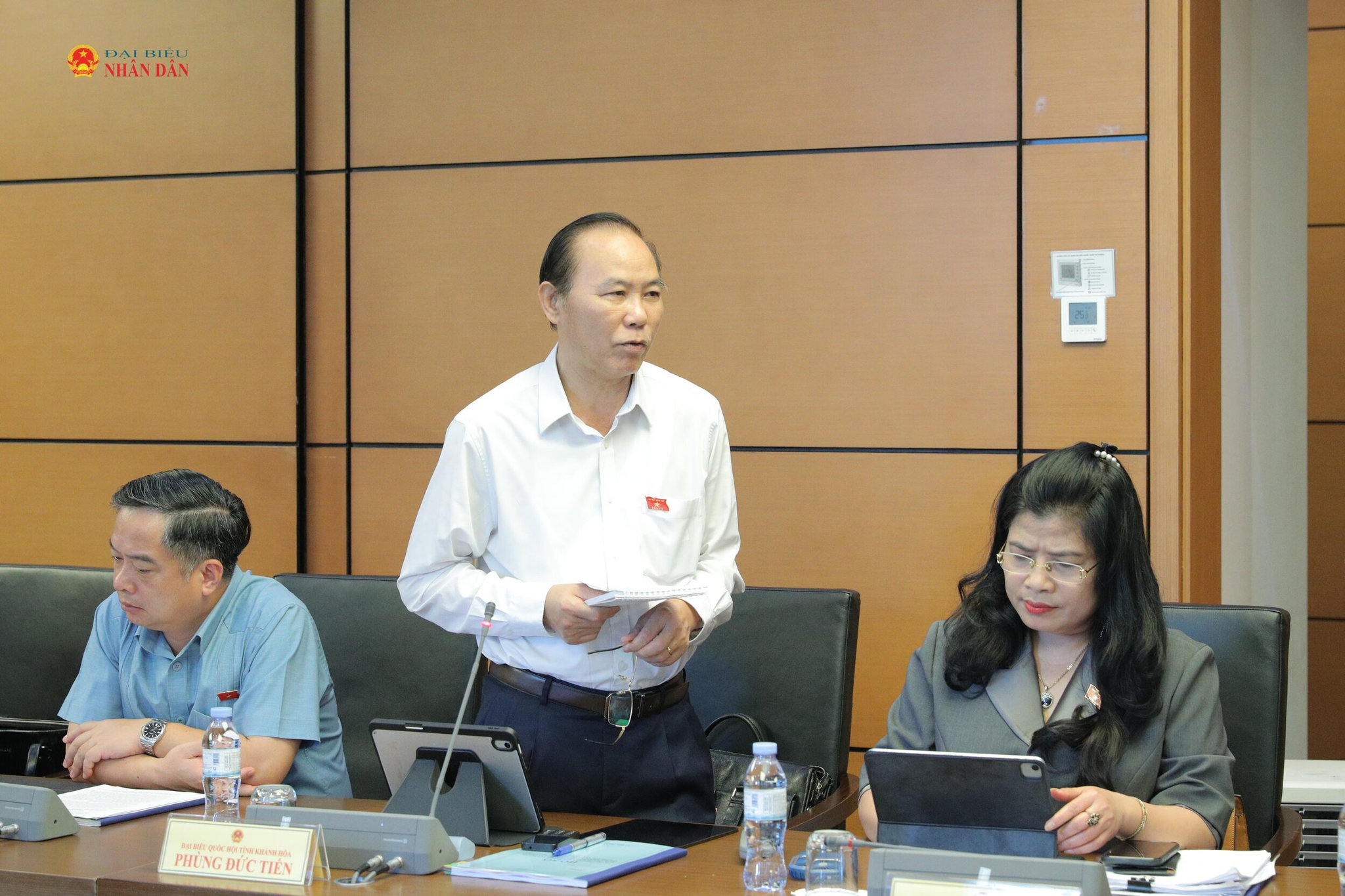 Tổ 4 (Khánh Hòa, Huế, Lào Cai)/ĐBQH Phùng Đức Tiến (Khánh Hòa) phát biểu thảo luận tại Tổ 4