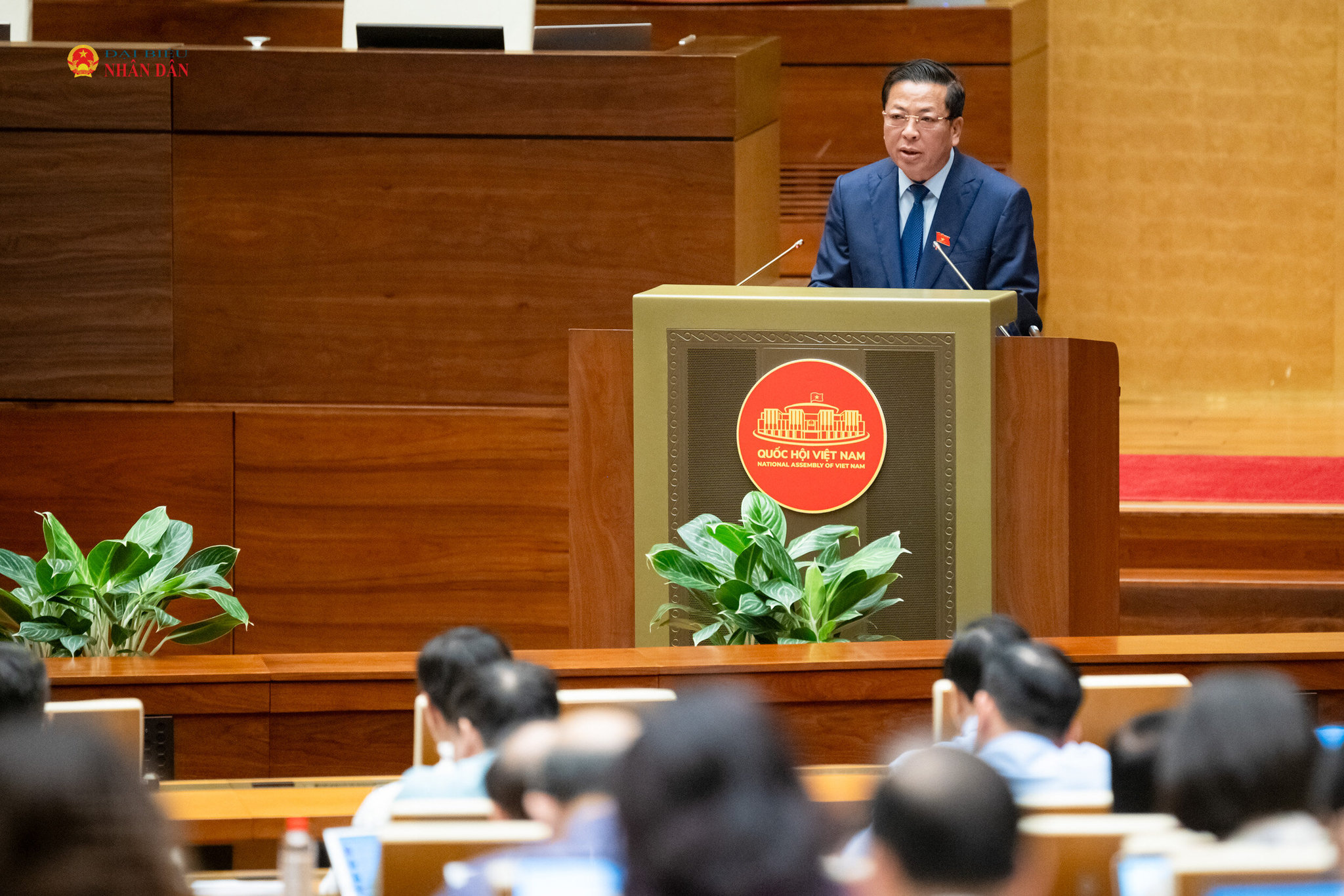 Bộ trưởng Bộ Xây dựng Trần Hồng Minh trình bày tờ trình về 02 nội dung: Chủ trương đầu tư Dự án đầu tư xây dựng đường Vành đai 5 - Vùng Thủ đô Hà Nội; việc điều chỉnh chủ trương đầu tư Dự án đầu tư xây dựng tuyến đường sắt Lào Cai - Hà Nội - Hải Phòng