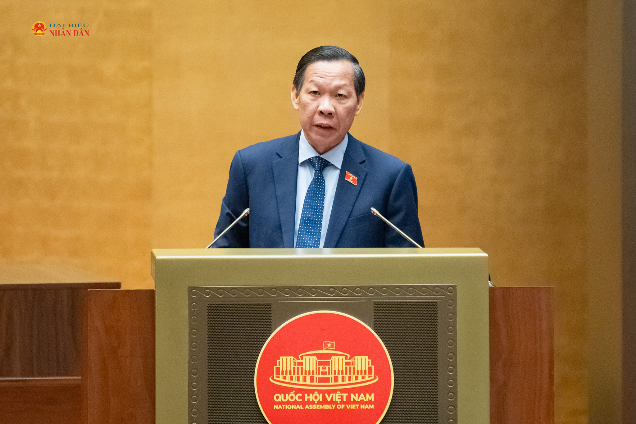 Chủ nhiệm Ủy ban Kinh tế và Tài chính Phan Văn Mãi trình bày báo cáo thẩm tra về 02 nội dung: Chủ trương đầu tư Dự án đầu tư xây dựng đường Vành đai 5 - Vùng Thủ đô Hà Nội; việc điều chỉnh chủ trương đầu tư Dự án đầu tư xây dựng tuyến đường sắt Lào Cai - Hà Nội - Hải Phòng