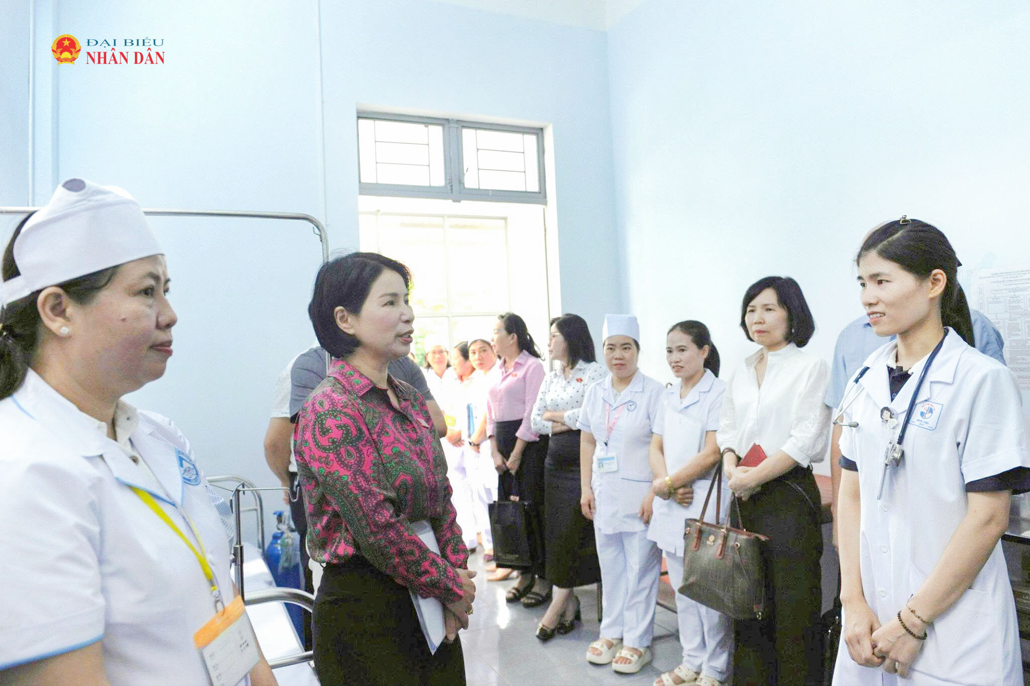  Phó Chủ nhiệm Ủy ban Dân nguyện và Giám sát Trần Thị Nhị Hà động viên cán bộ, nhân viên Trạm y tế phường Thống Nhất, tỉnh Gia Lai