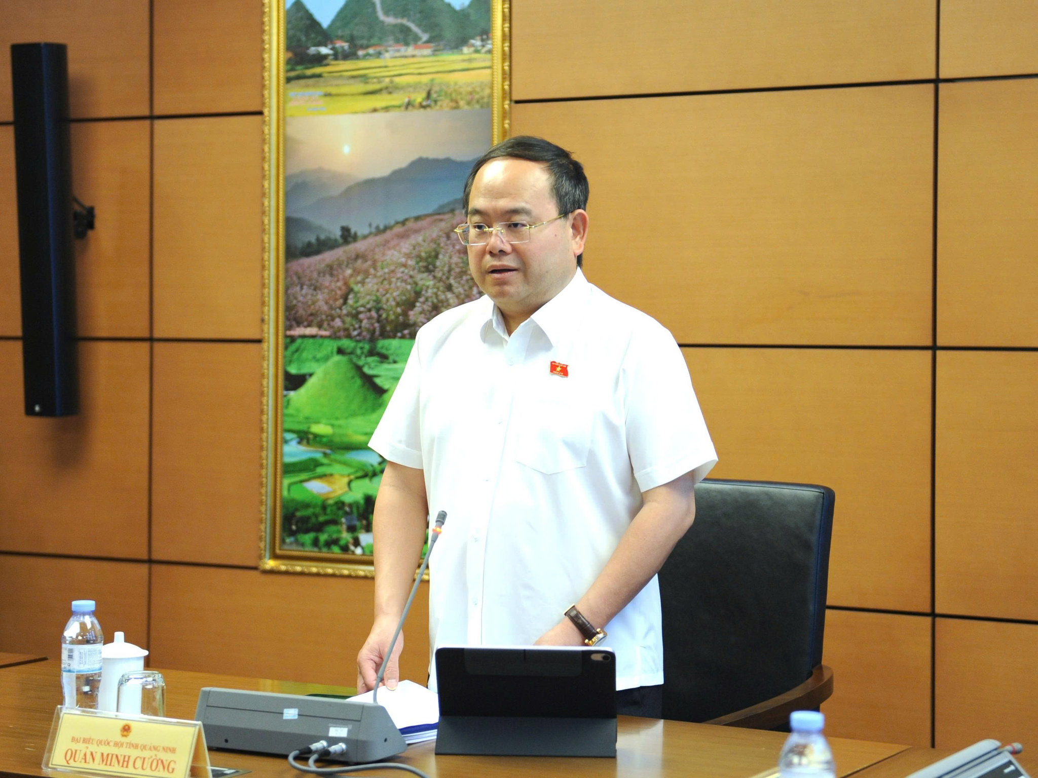 Bí thư Tỉnh ủy, Trưởng Đoàn ĐBQH tỉnh Quảng Ninh Quản Minh Cường phát biểu thảo luận tại Tổ 14