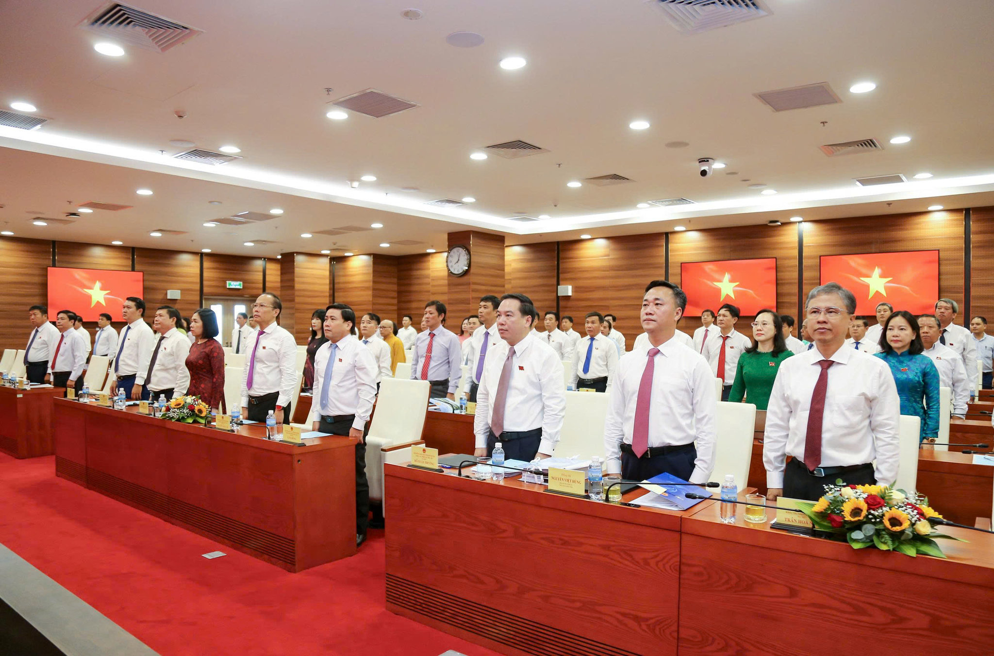 Các đại biểu thực hiện nghi thức Chào cờ khai mạc kỳ họp.