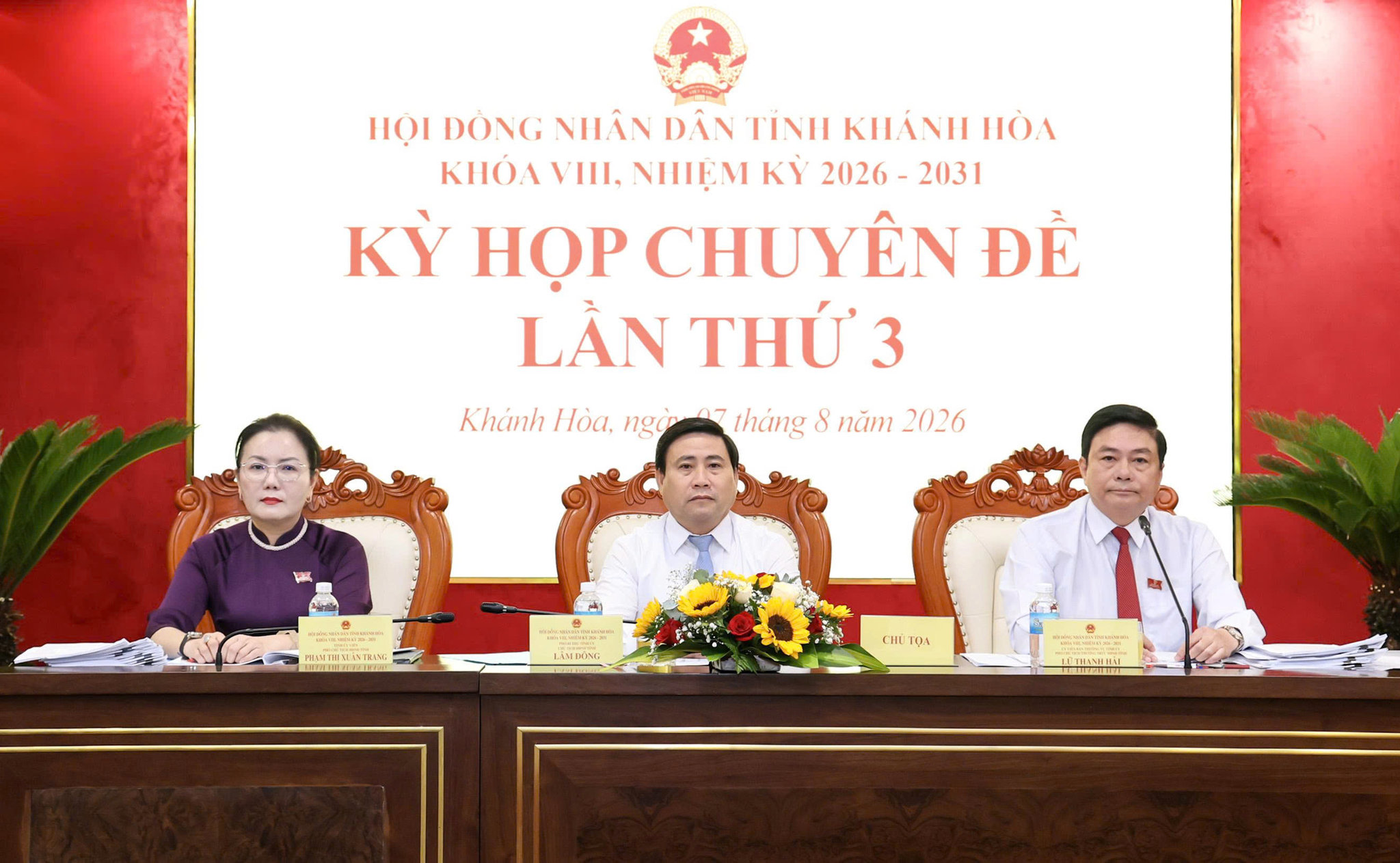 Chủ tọa điều hành kỳ họp.