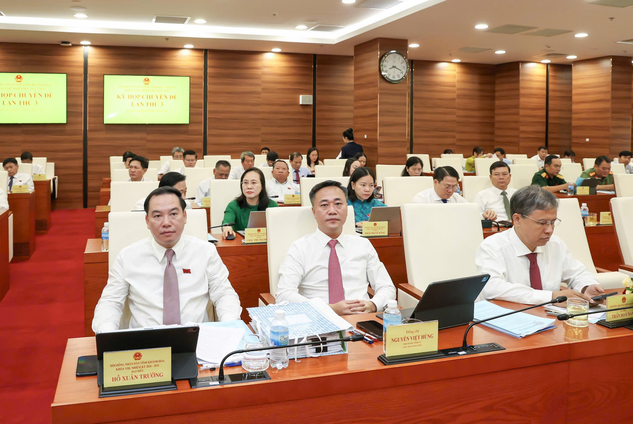 Các đại biểu HĐND tỉnh tham dự kỳ họp.
