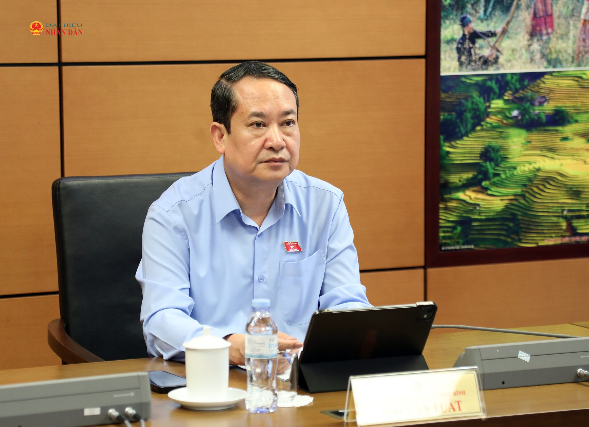 Trưởng Đoàn ĐBQH tỉnh Ninh Bình Mai Văn Tuất điều hành thảo luận Tổ 10