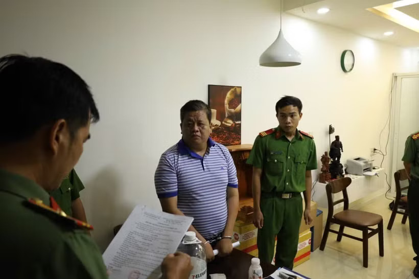 A police officer of Can Tho city reads the decision to launch legal action against Vo Xuan Truong, Chairman and CEO of Mekolor JSC. (Photo published by VNA)