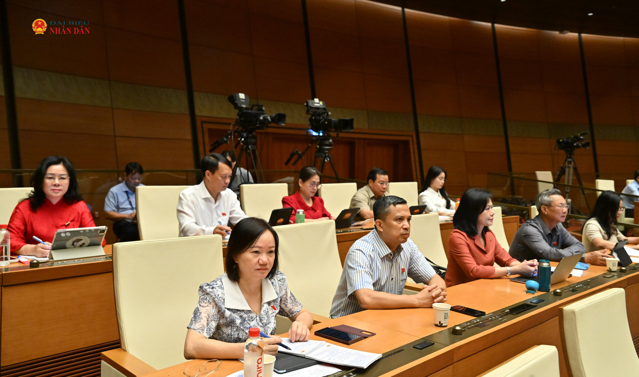 Các đại biểu tại phiên họpVQK_5396