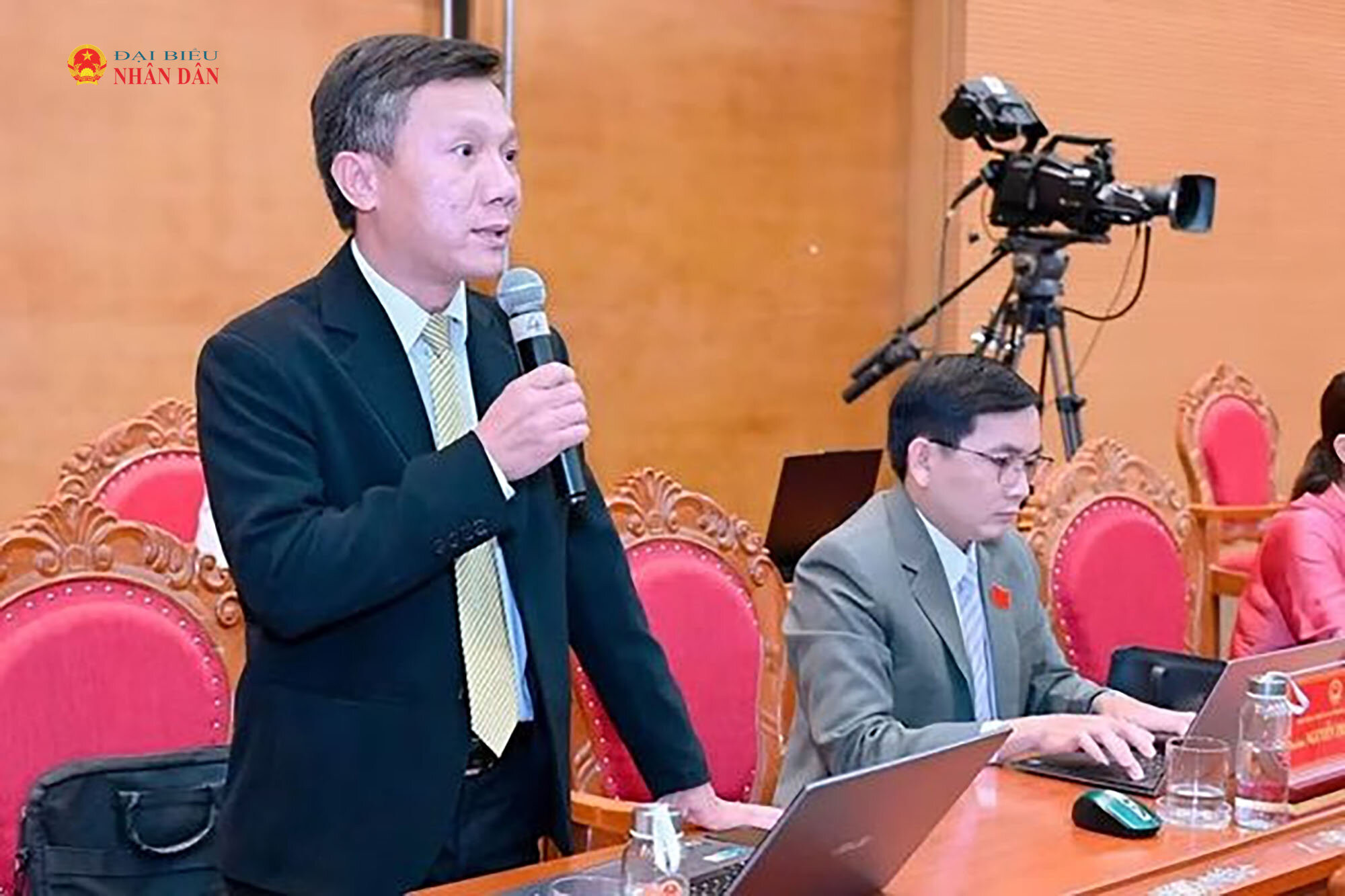 dai-bieu-chau-thanh-binh-tien-hanh-chat-van-giam-doc-so-khoa-hoc-va-cong-nghe-ve-thuc-trang-va-giai-phap-dau-tu-ha-tang-so.-anh-duc-thuy.jpg