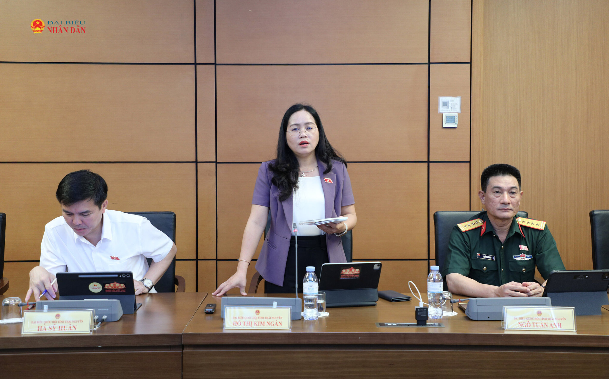 Đại biểu Hồ Thị Kim Ngân (Thái Nguyên) phát biểu thảo luận tại tổ